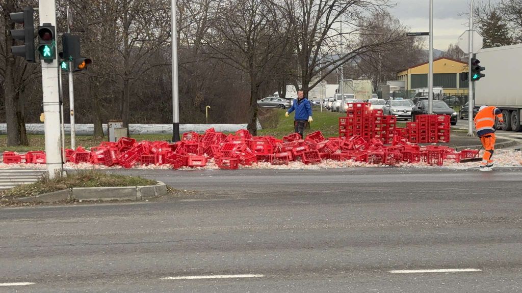 Gajbe sa staklenim bocama ispale s kamiona u Slavonskoj Aveniji - 2