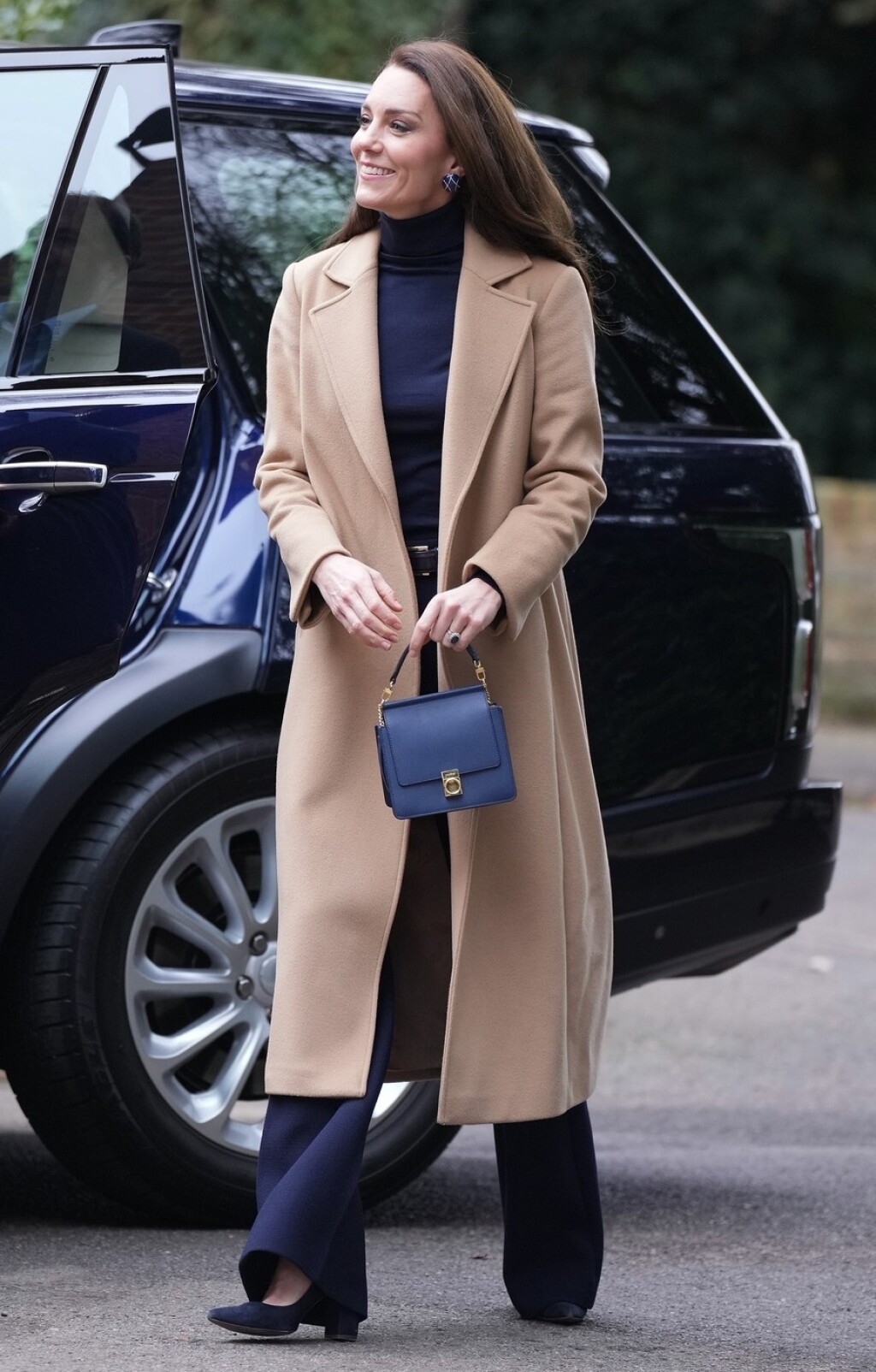 Catherine Middleton nosi torbu brenda Polène, model Numéro Sept Mini blue.