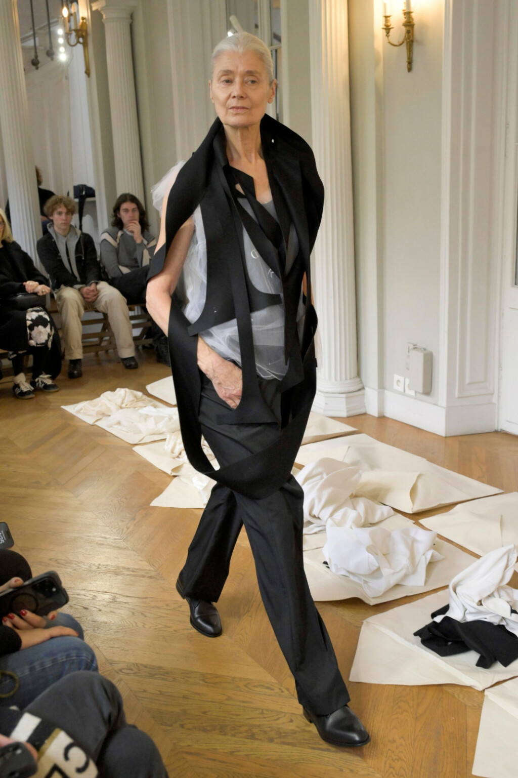 Axelle Doue sudjelovala je u performansu Moda Povera na Tjednu visoke mode u Parizu