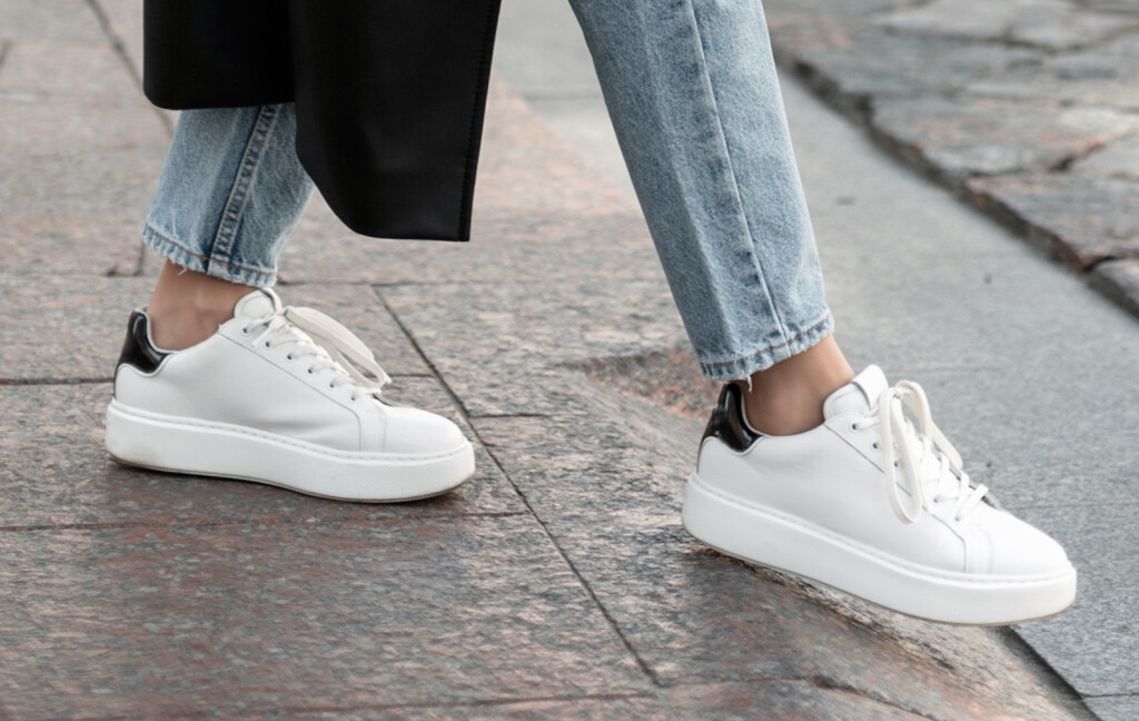 Žena u bijelim tenisicama
