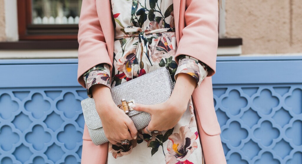 Cvjetne haljine hit su proljetnih street style kombinacija