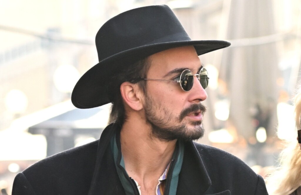 Muškarcu sa špice šešir baš dobro stoji