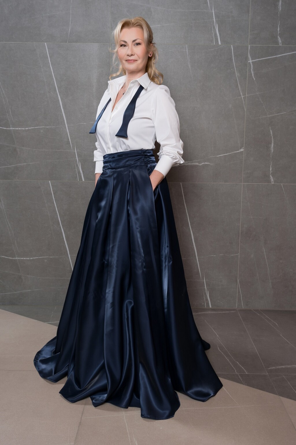 Danka Derifaj na Zlatnom Studiju u bluzi i suknji brenda Delight - 3