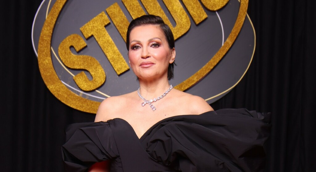 Nina Badrić u dugoj crnoj haljini sirena kroja na Zlatnom Studiju - 5