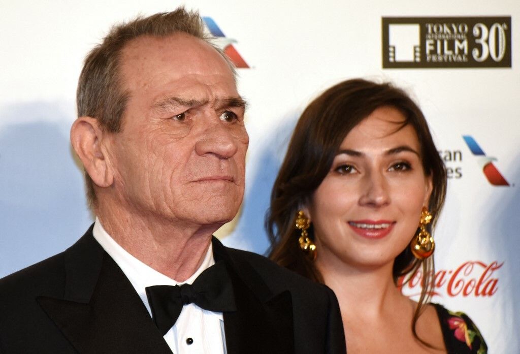 Tommy Lee Jones, Victoria Jones