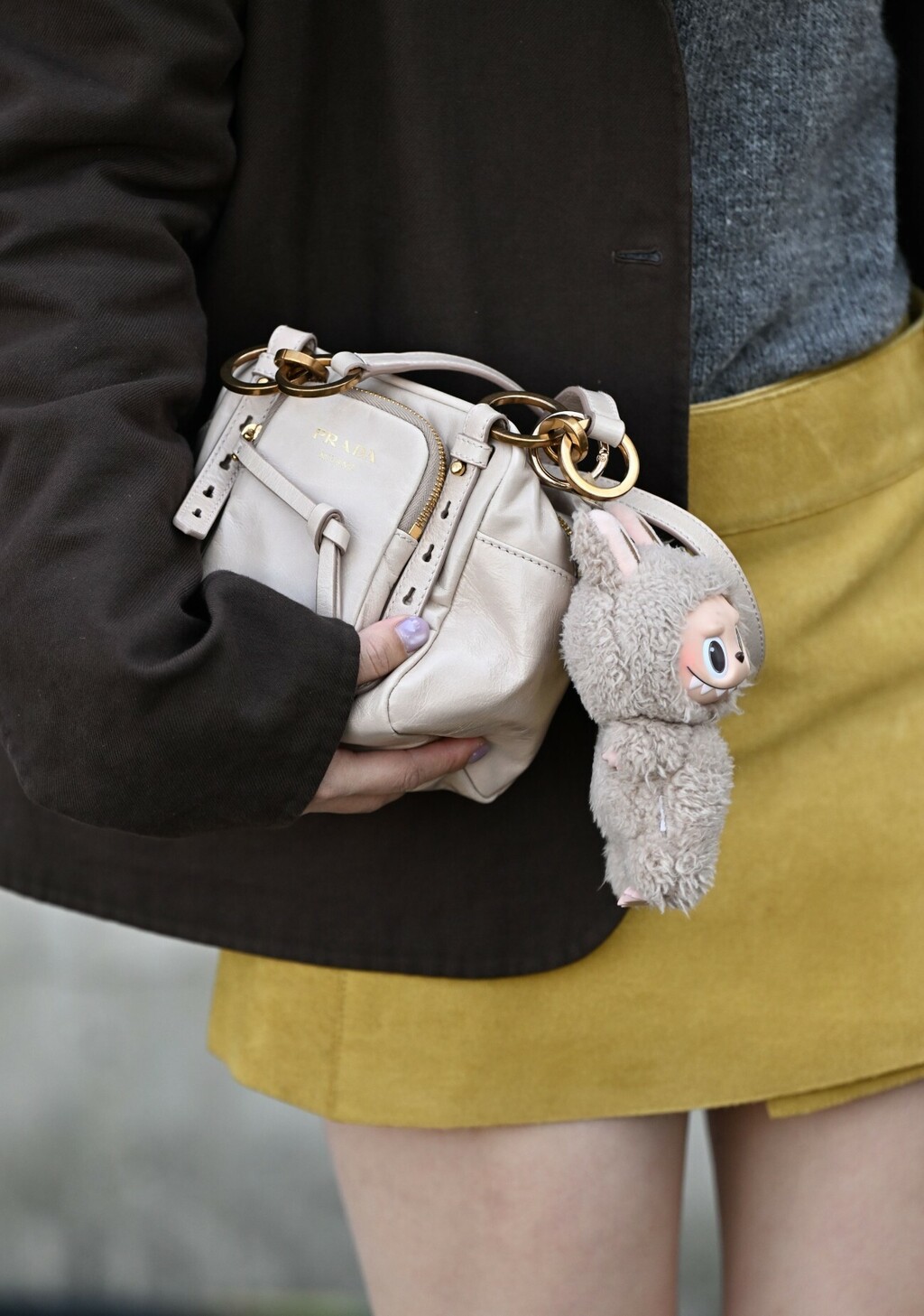 Labubu u street style izdanju s Tjedna mode