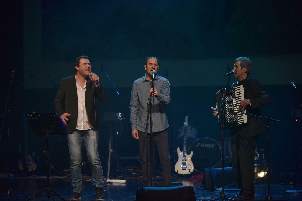 Alen Vitasović na koncertu 2018. godine s bratom i ocem