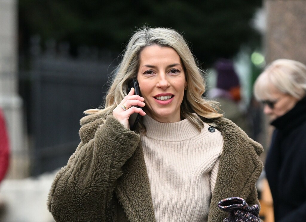 Zagrebačko izdanje u minici i čipkastim hulahopkama