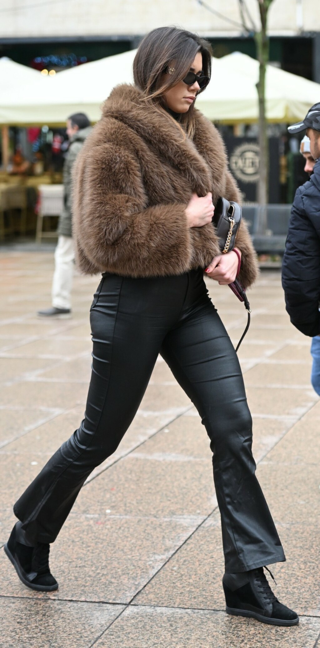 Ljepotica iz Zagreba u nekad popularnim tenisicama