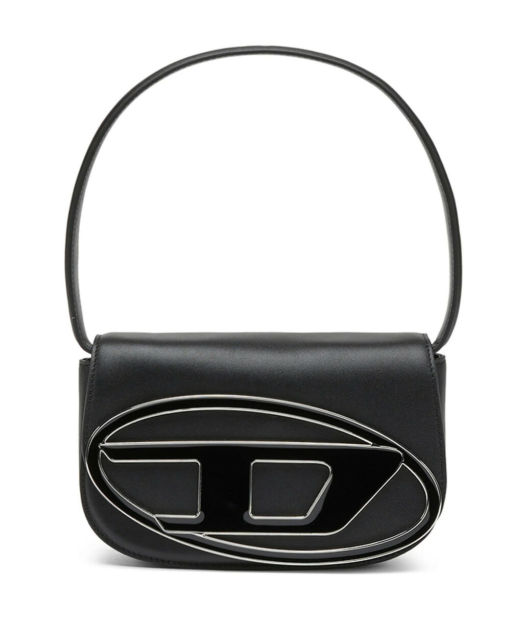 Zagrebačka street stylerica nosi torbu marke Diesel