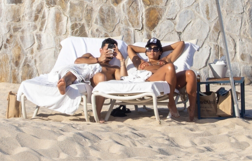 Jessica Alba nosi bikini zemljanih tonova