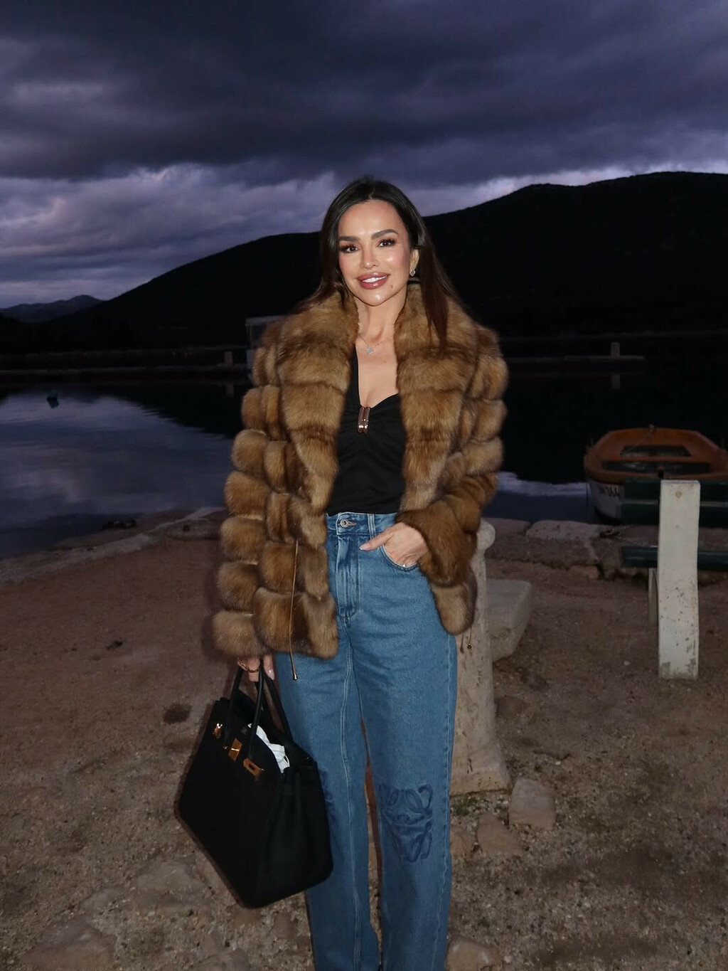 Severina nosi traperice brenda Loewe i torbu modne kuće Hermes - 1