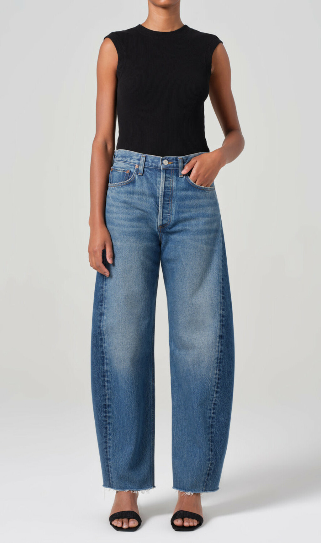 Viktorija Rađa nosi traperice brenda Agolde