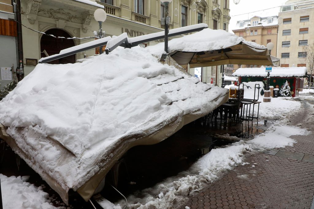 Tenda u kafiću u Bogovićevoj urušila se pod težinom snijega