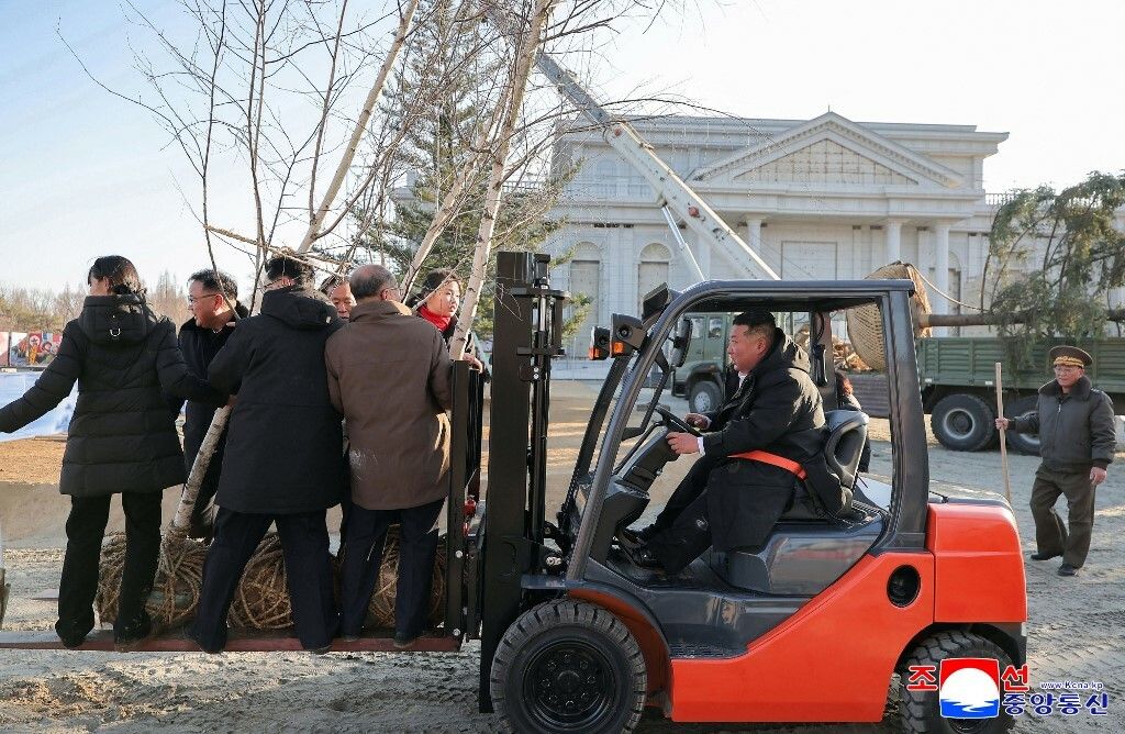 Kim Jong Un za volanom viljuškara i s lopatom u ruci - 10