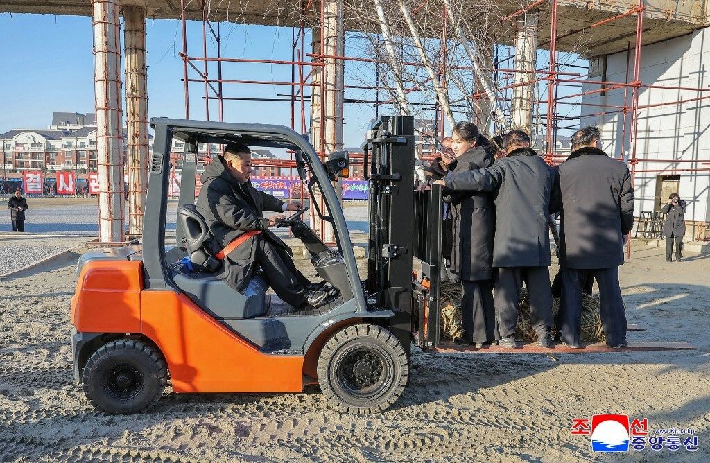 Kim Jong Un za volanom viljuškara i s lopatom u ruci - 10