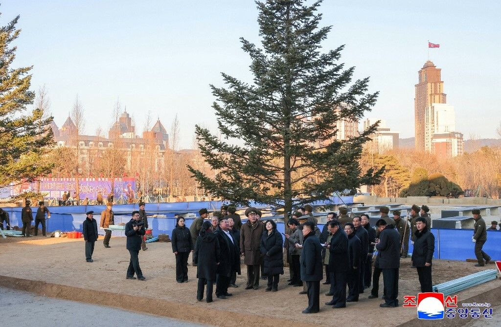 Kim Jong Un za volanom viljuškara i s lopatom u ruci - 10