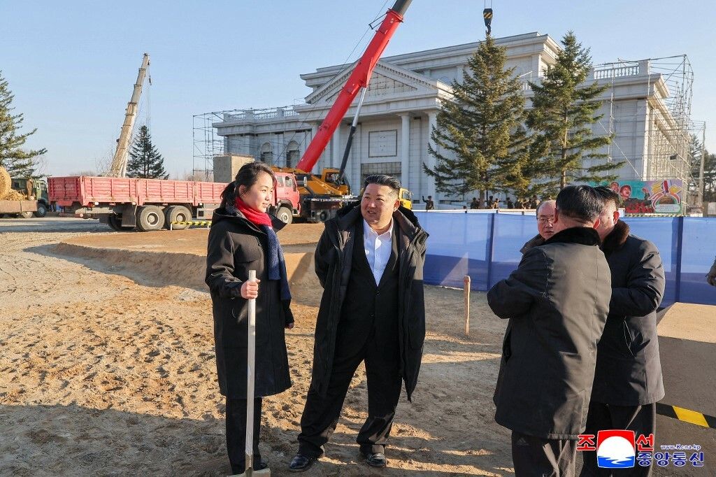 Kim Jong Un za volanom viljuškara i s lopatom u ruci - 10