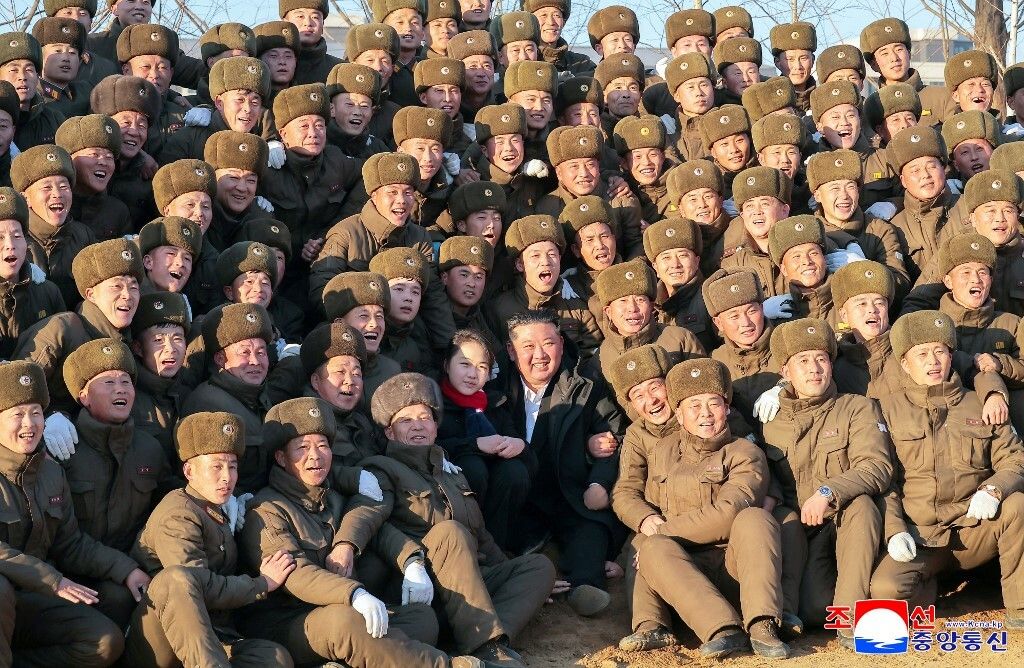 Kim Jong Un za volanom viljuškara i s lopatom u ruci - 10