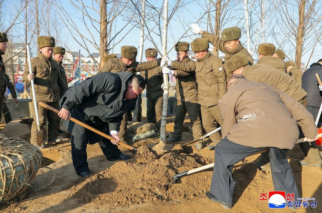 Kim Jong Un za volanom viljuškara i s lopatom u ruci - 10