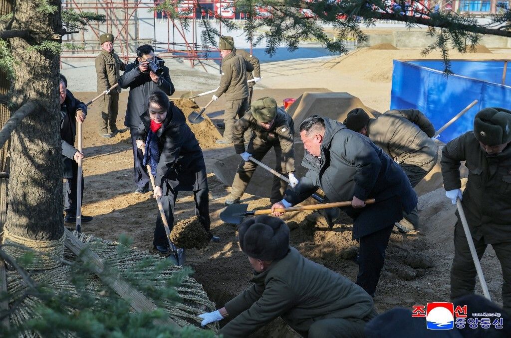 Kim Jong Un za volanom viljuškara i s lopatom u ruci - 10