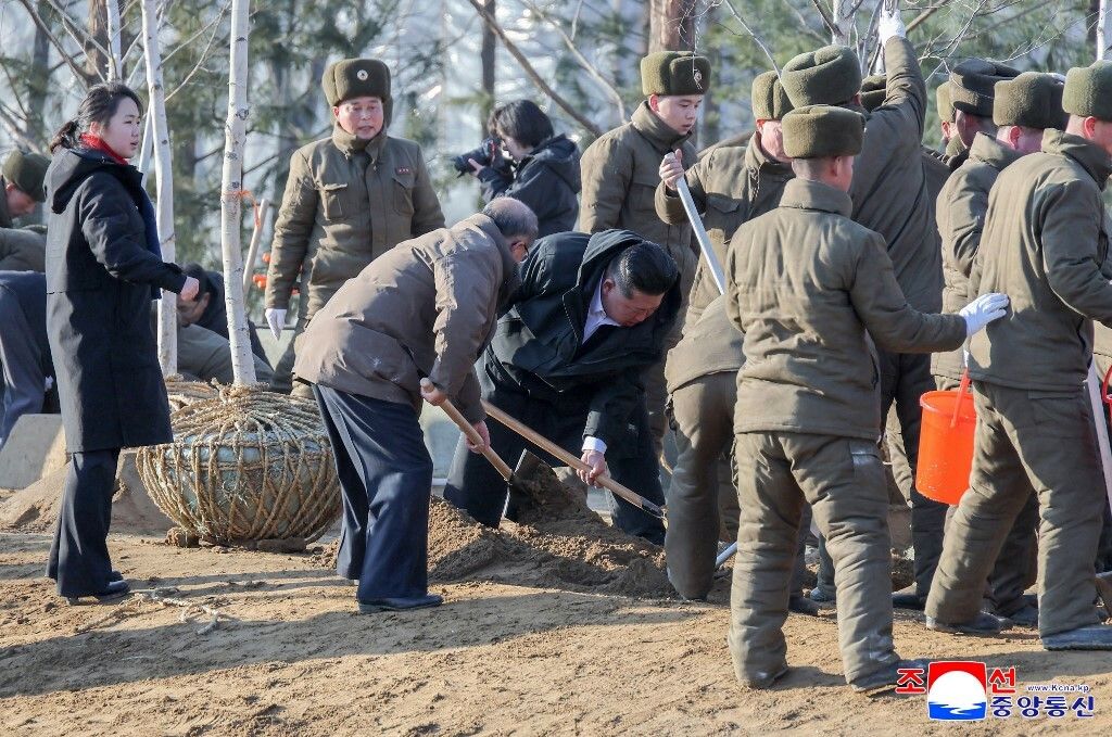 Kim Jong Un za volanom viljuškara i s lopatom u ruci - 10