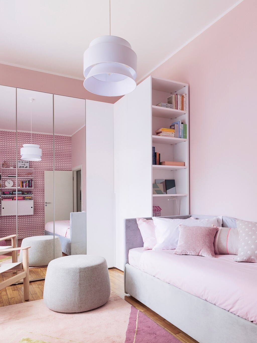 Iskoristite zidove i vertikalne površine za police, viseće lampe ili LED trake