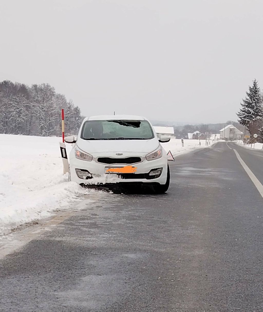 Komad leda pao s kombija i ozlijedio vozača auta