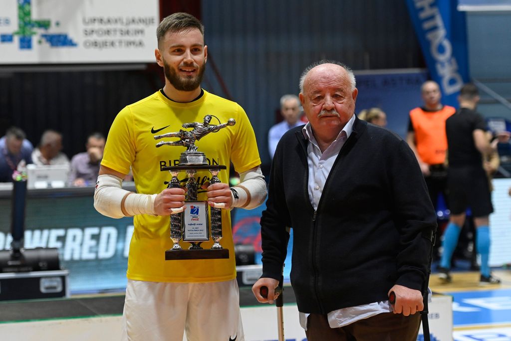 Mićo Vujanić (desno)