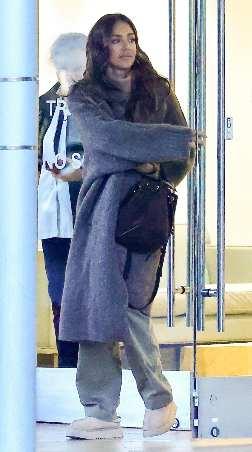 Jessica Alba u mekanom kaputu i toplim papučama - 1