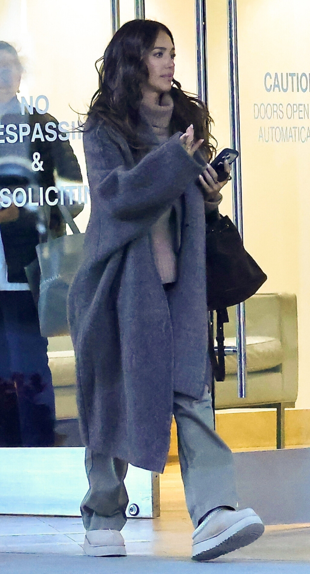 Jessica Alba u mekanom kaputu i toplim papučama - 3