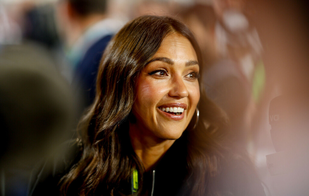 Jessica Alba u mekanom kaputu i toplim papučama - 4