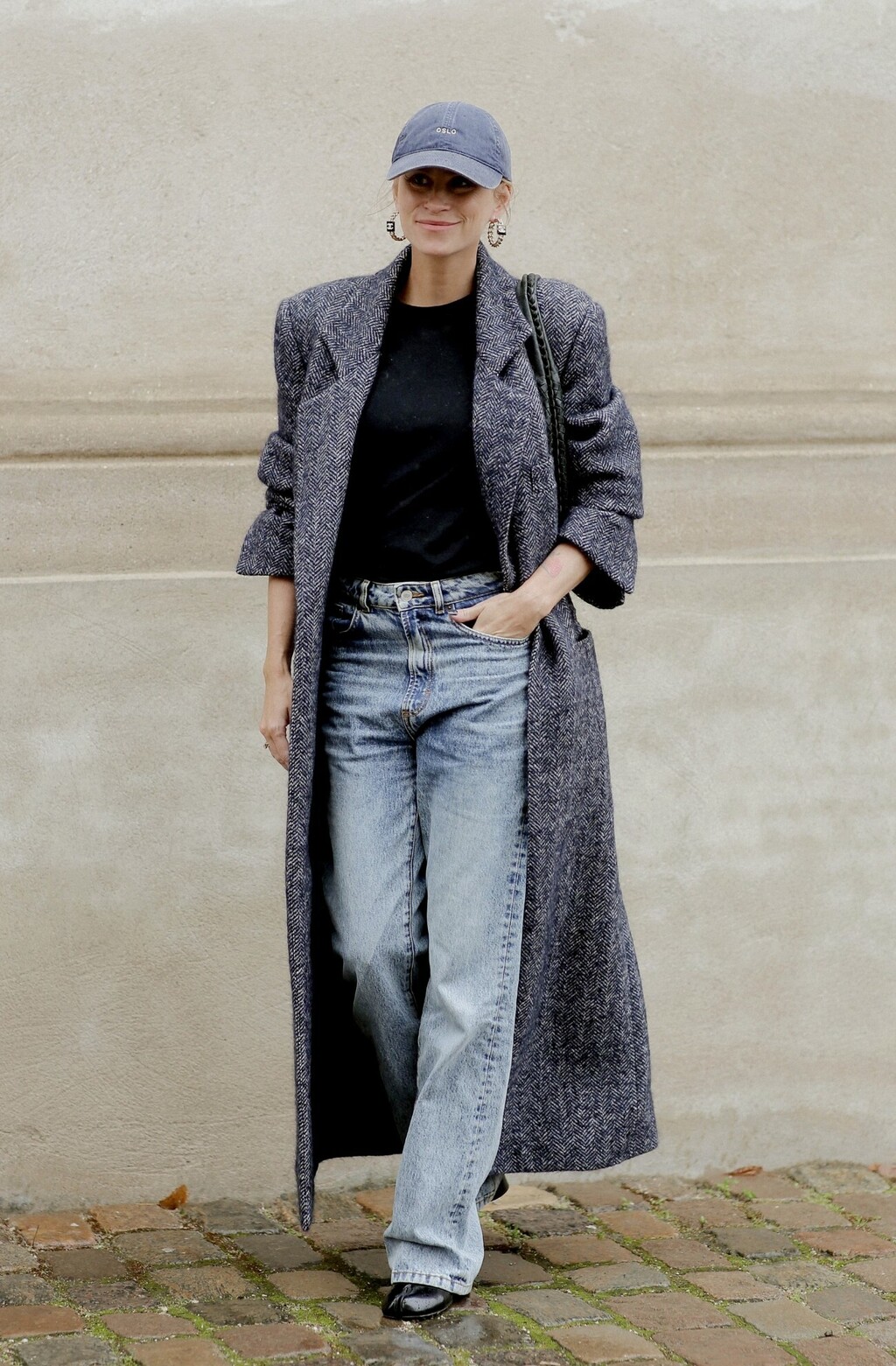 Tamnosivi kaput u street style izdanju s Tjedna mode