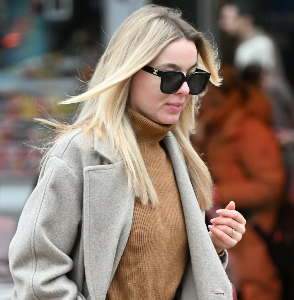 Ulična moda bermude i čizme visokih sara Zagreb 2026. - 2