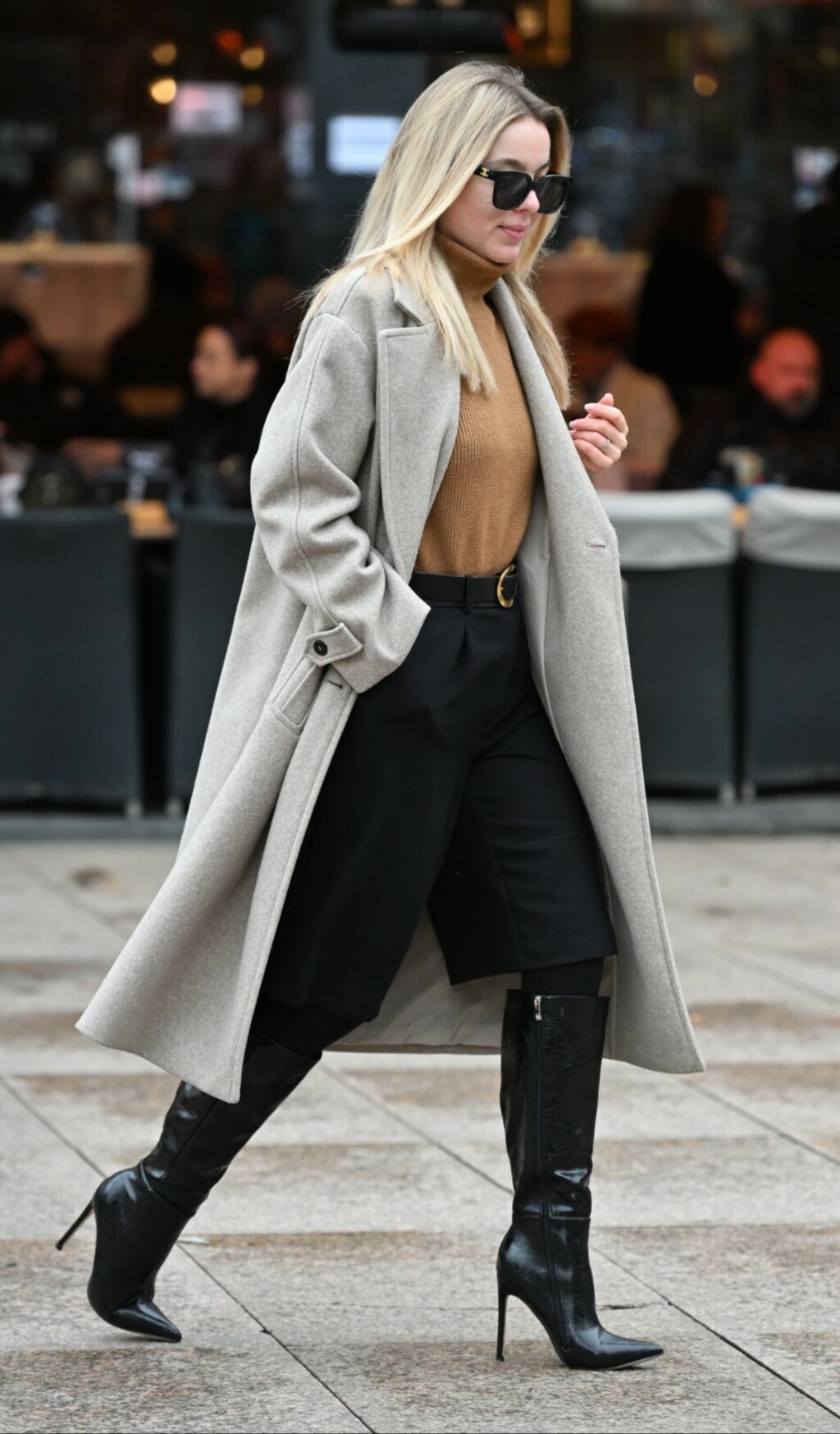 Ulična moda bermude i čizme visokih sara Zagreb 2026. - 4