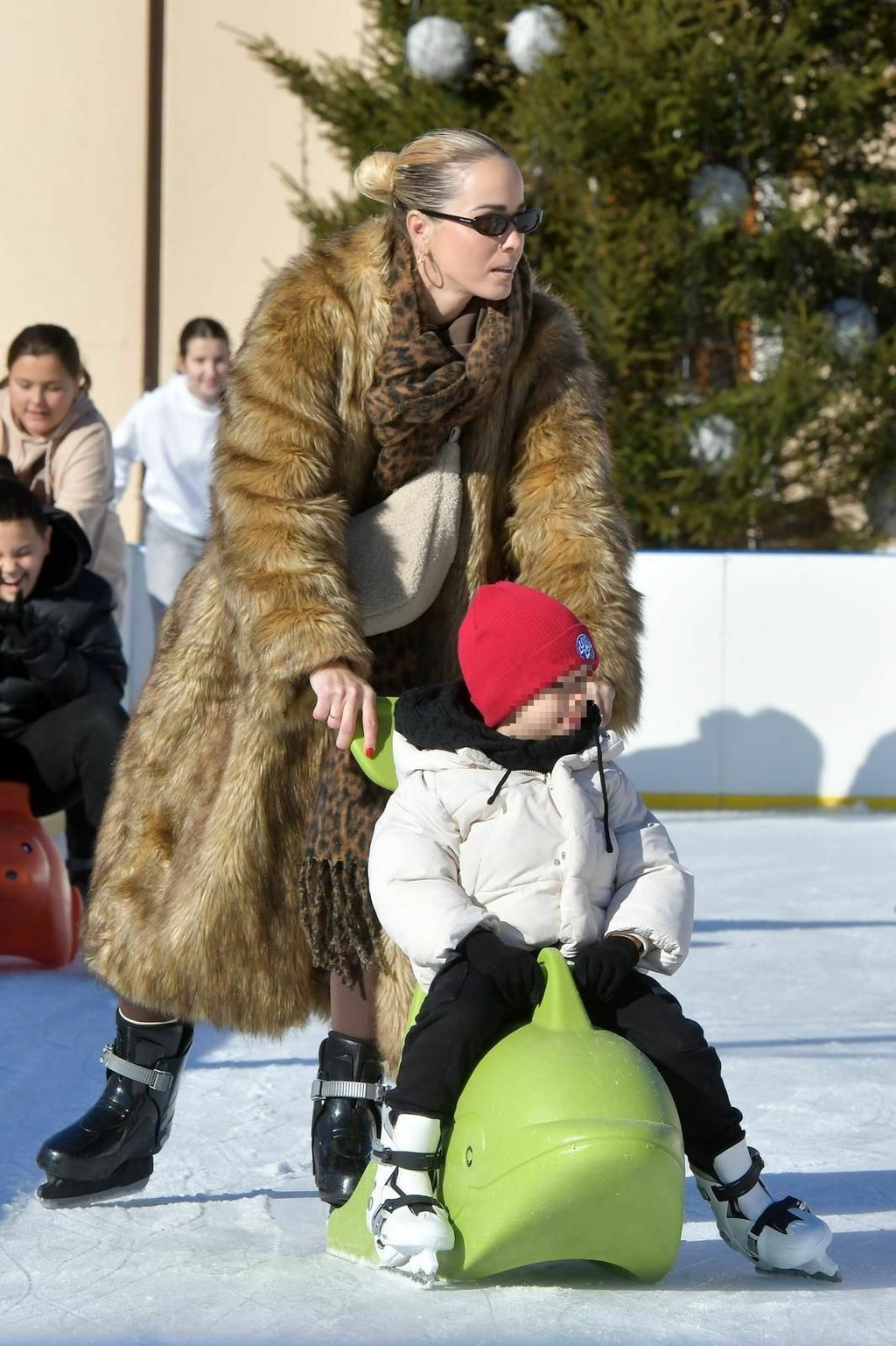 Antonija Mišura Sandrić s djecom na klizanju - 4