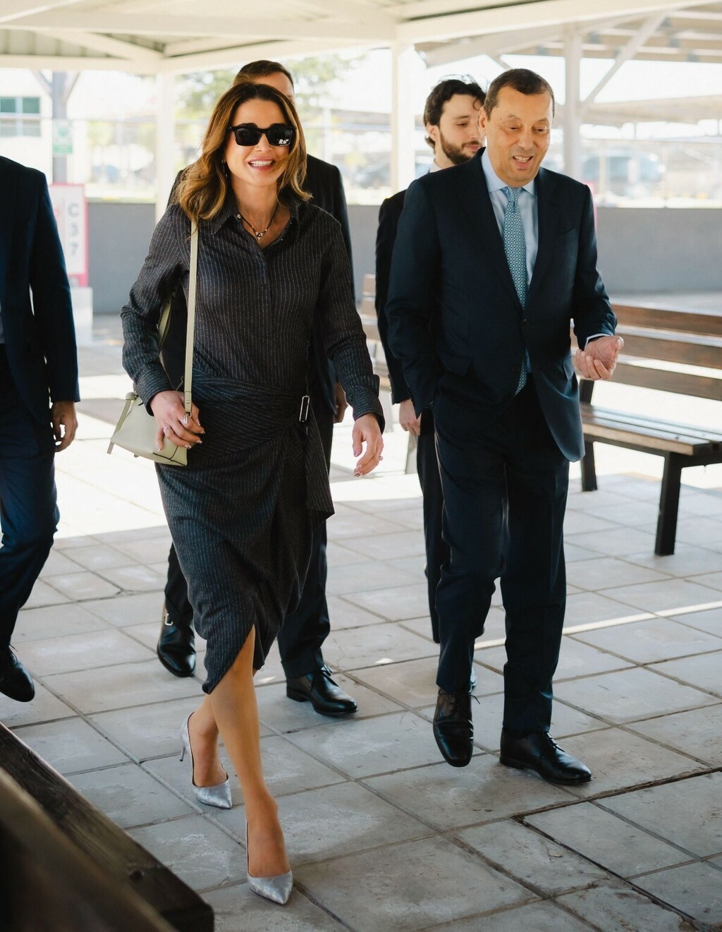 Kraljica Rania u haljini na pruge i salonkama