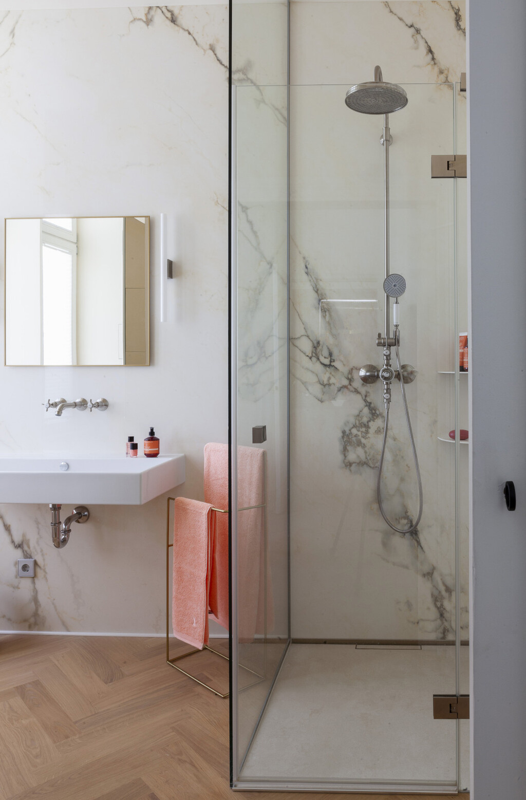 Pločice koje imitiraju mramor u tuš kabinama nameću se kao jedan od najvećih trendova za kupaonice u 2026. godini