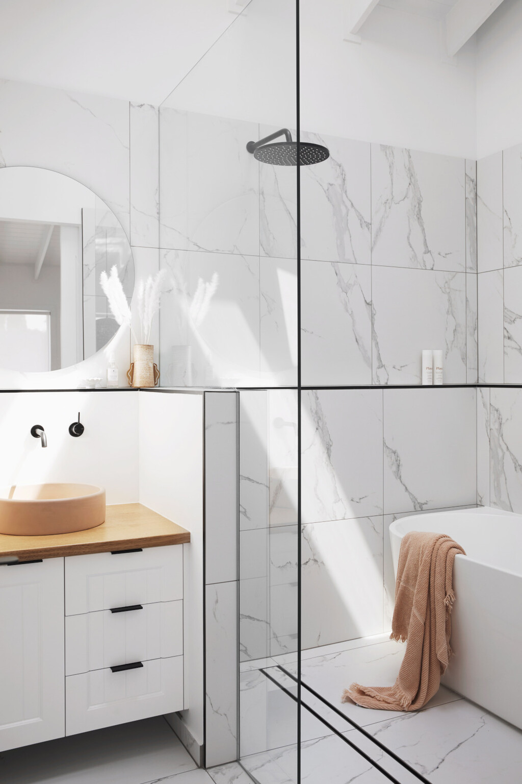 Tuš kabine s pločicama koje imitiraju mramor - 11