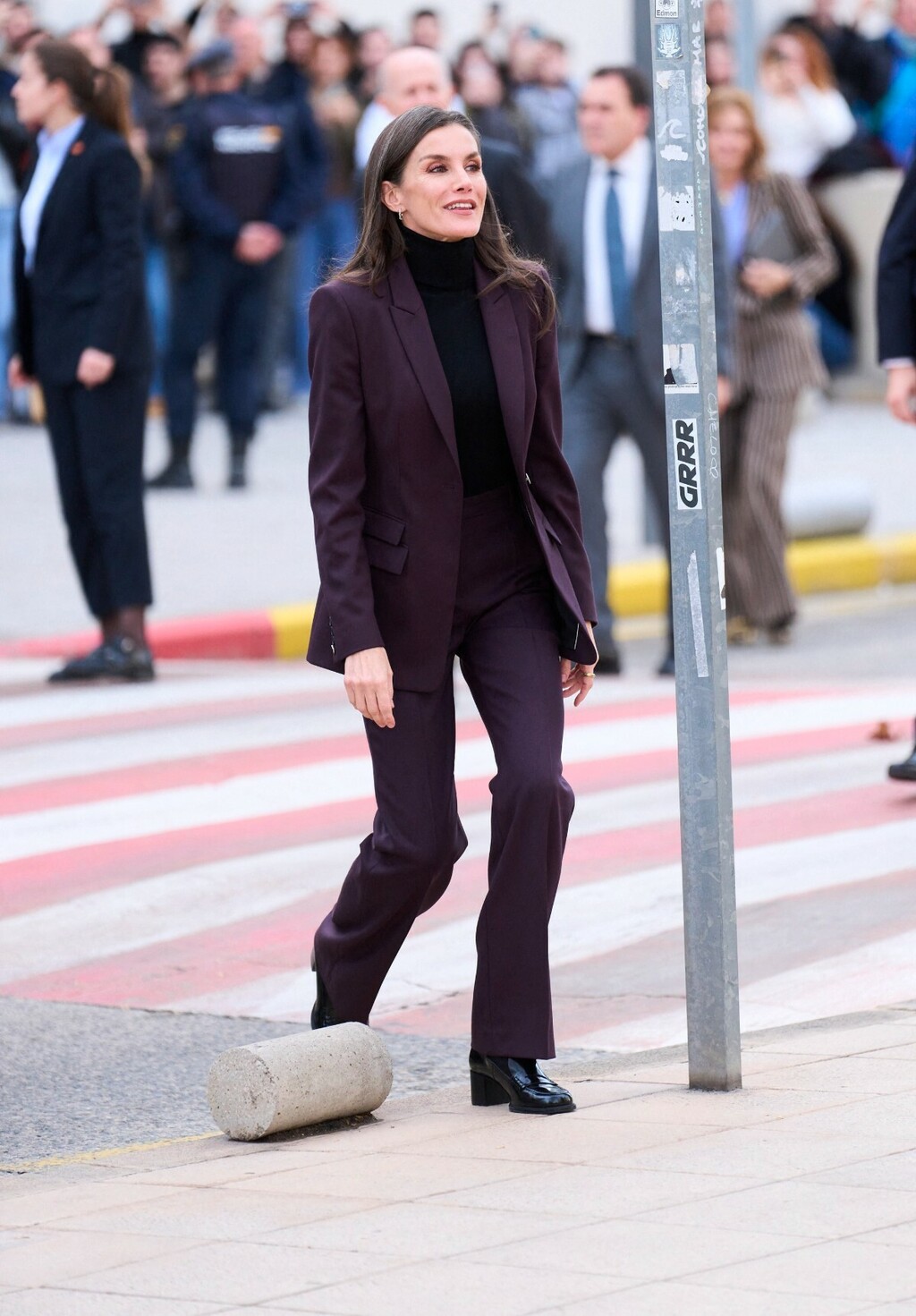 Kraljica Letizia u odijelu i mokasinkama na petu