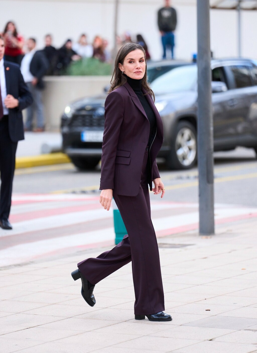 Kraljica Letizia u odijelu i mokasinkama na petu