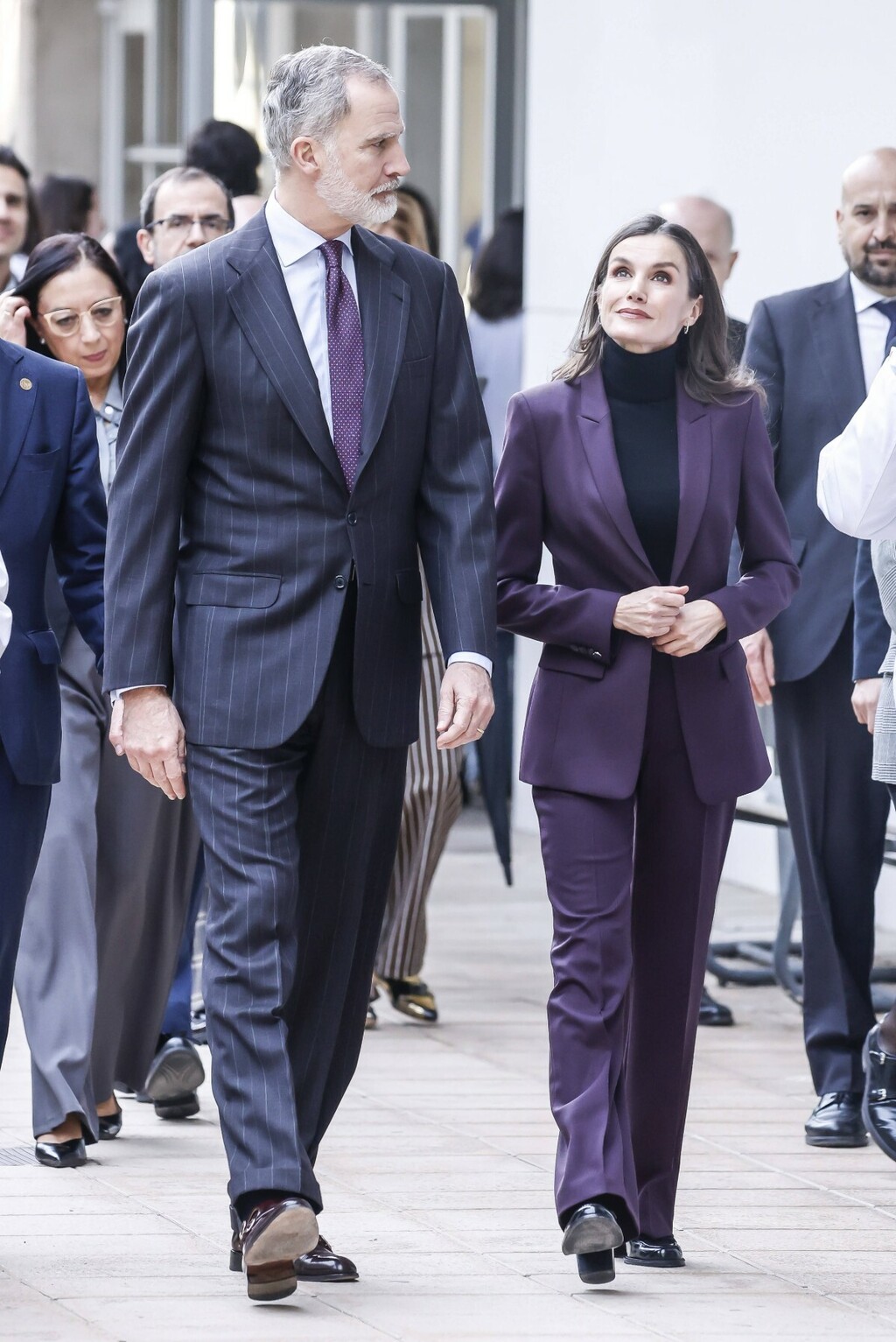 Kraljica Letizia u odijelu i mokasinkama na petu