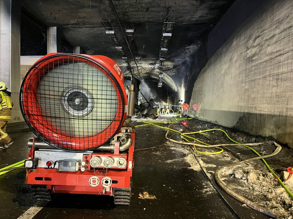 Požar kamiona u tunelu u Austriji - 6