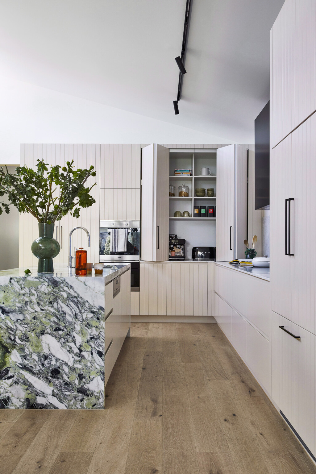 Mramorni otok može izgledati vrlo efektno u kuhinji - 8