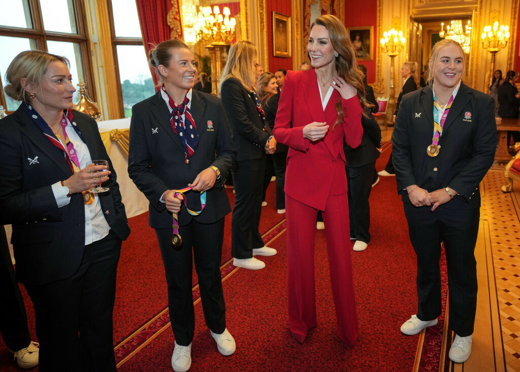 Catherine Middleton u crvenom odijelu na primanju za prijem za englesku žensku ragbijašku reprezentaciju - 1