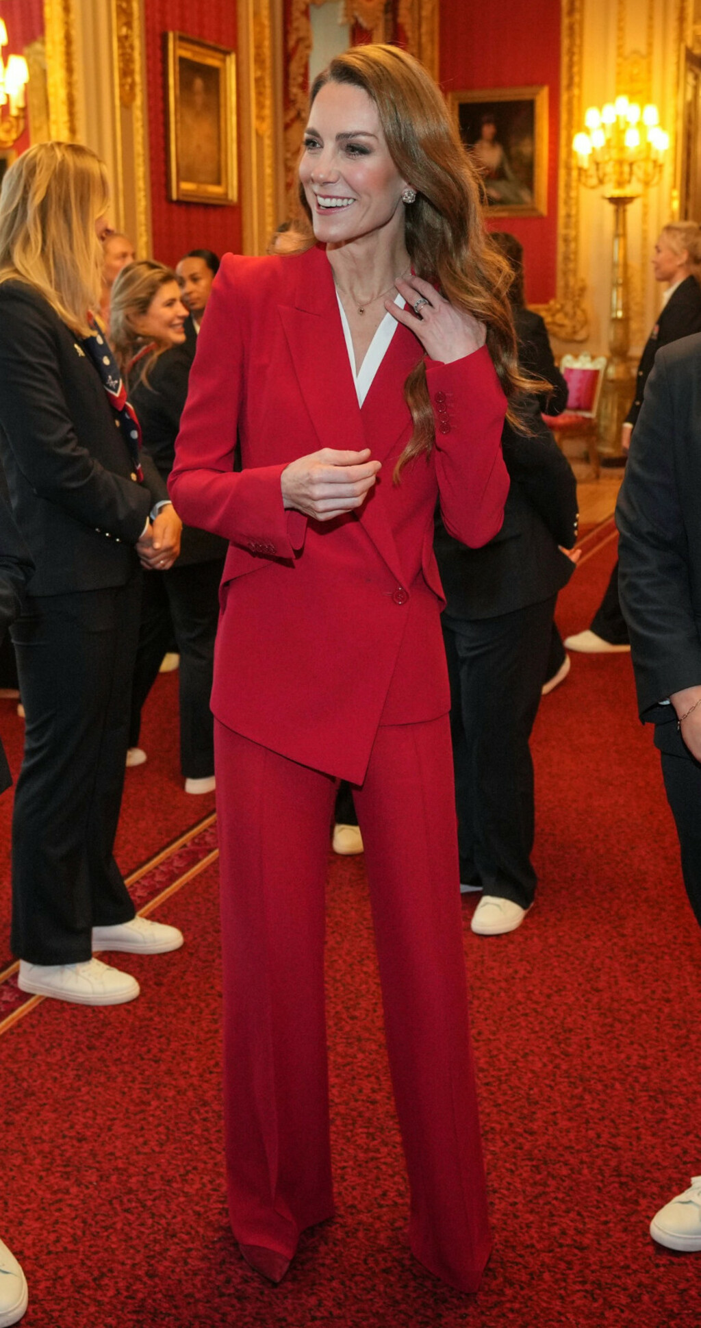 Catherine Middleton u crvenom odijelu na primanju za englesku žensku ragbijašku reprezentaciju