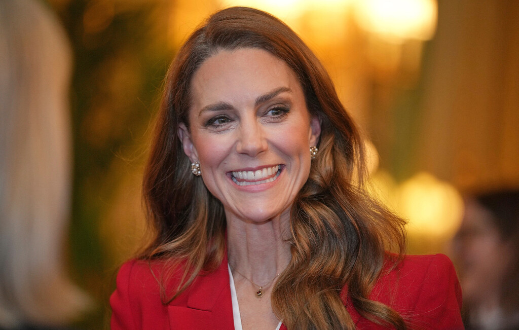 Catherine Middleton u crvenom odijelu na primanju za prijem za englesku žensku ragbijašku reprezentaciju - 5