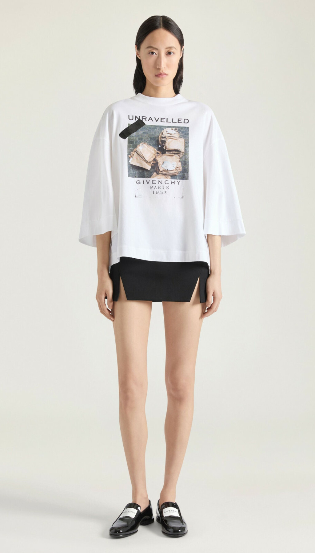 Charlize Theron nosi majicu modne kuće Givenchy