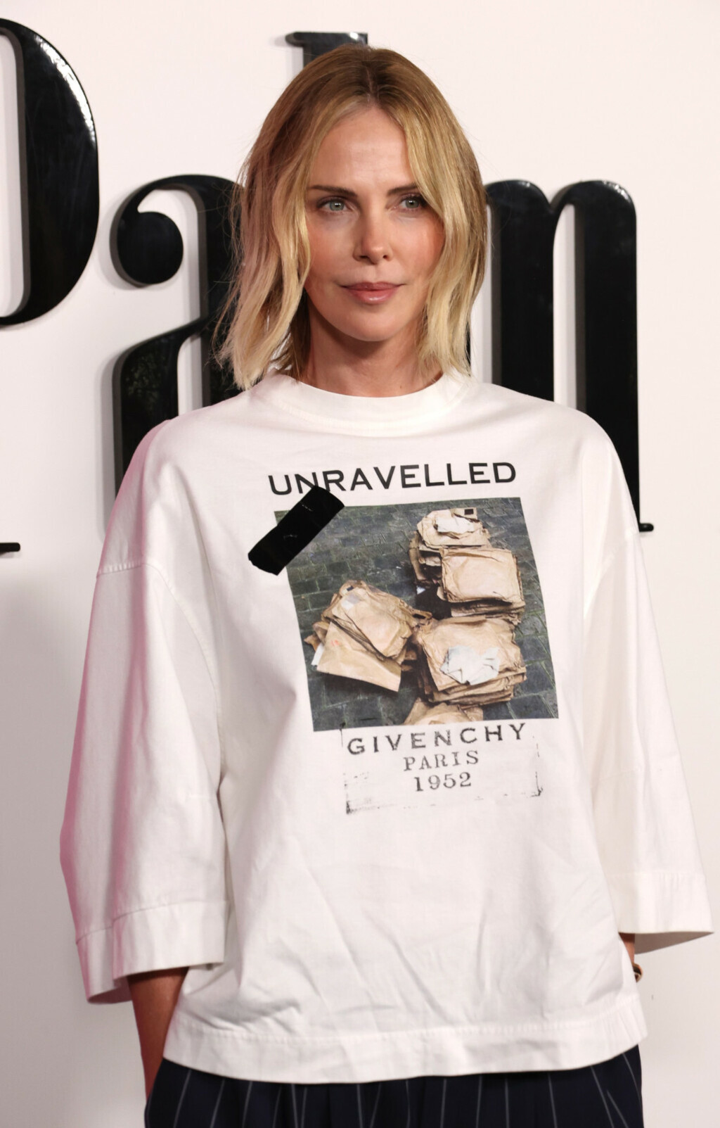 Charlize Theron nosi majicu modne kuće Givenchy