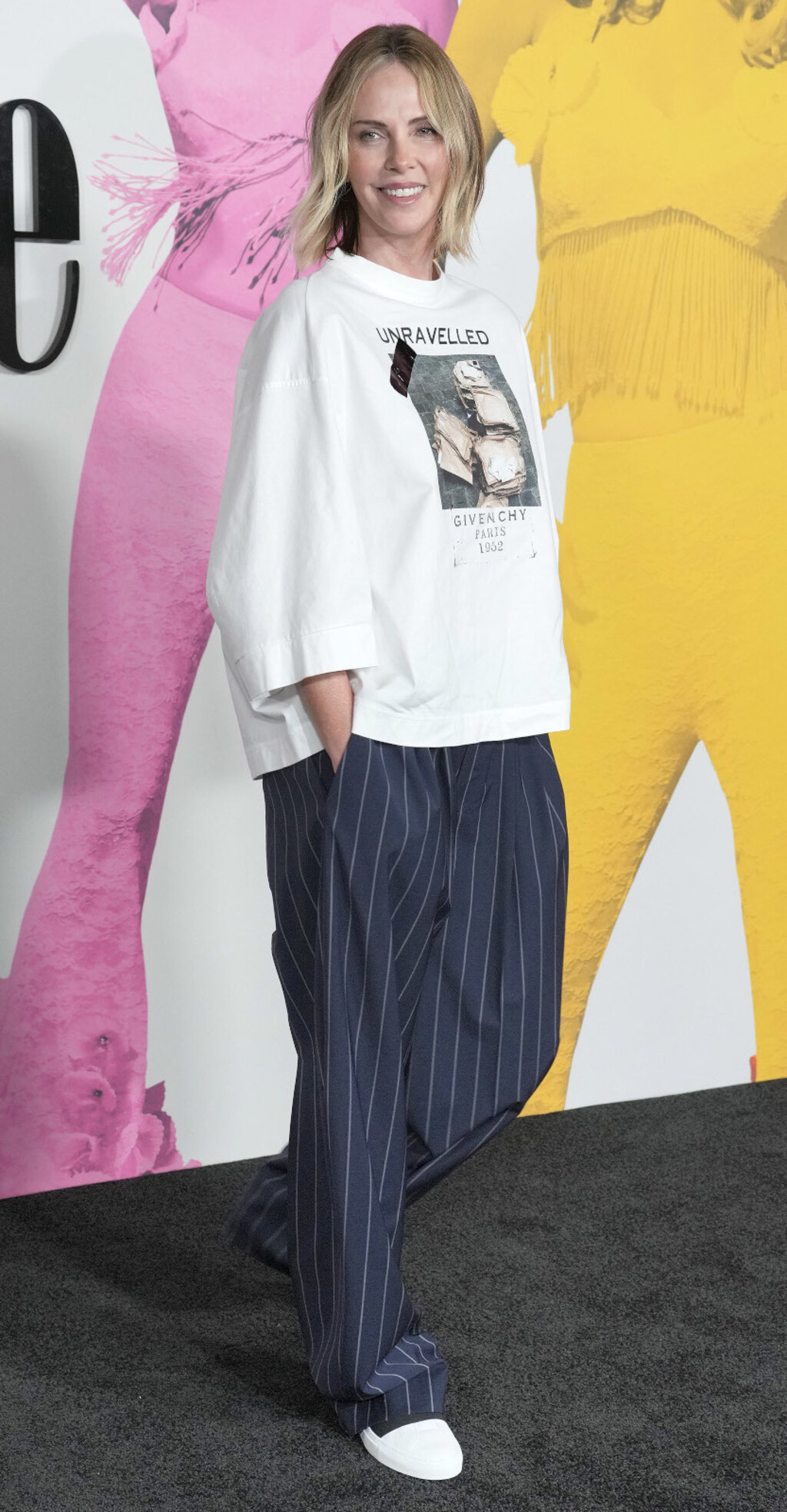 Charlize Theron u bijelim tenisicama i majici modne kuće Givenchy - 4